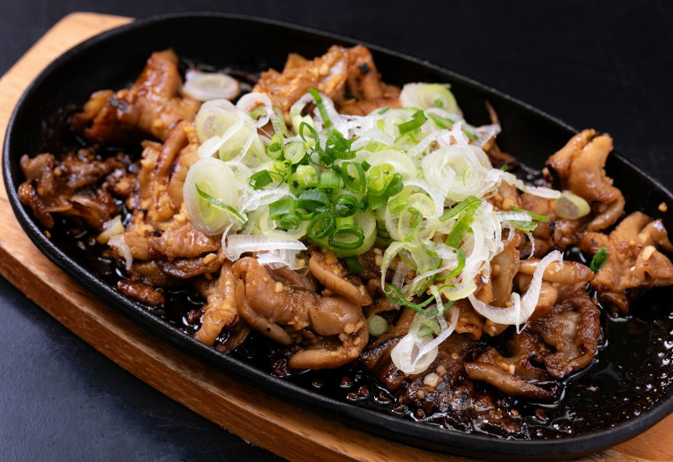 絶妙な焼き加減で香ばしさがクセになるホルモン鉄板焼き